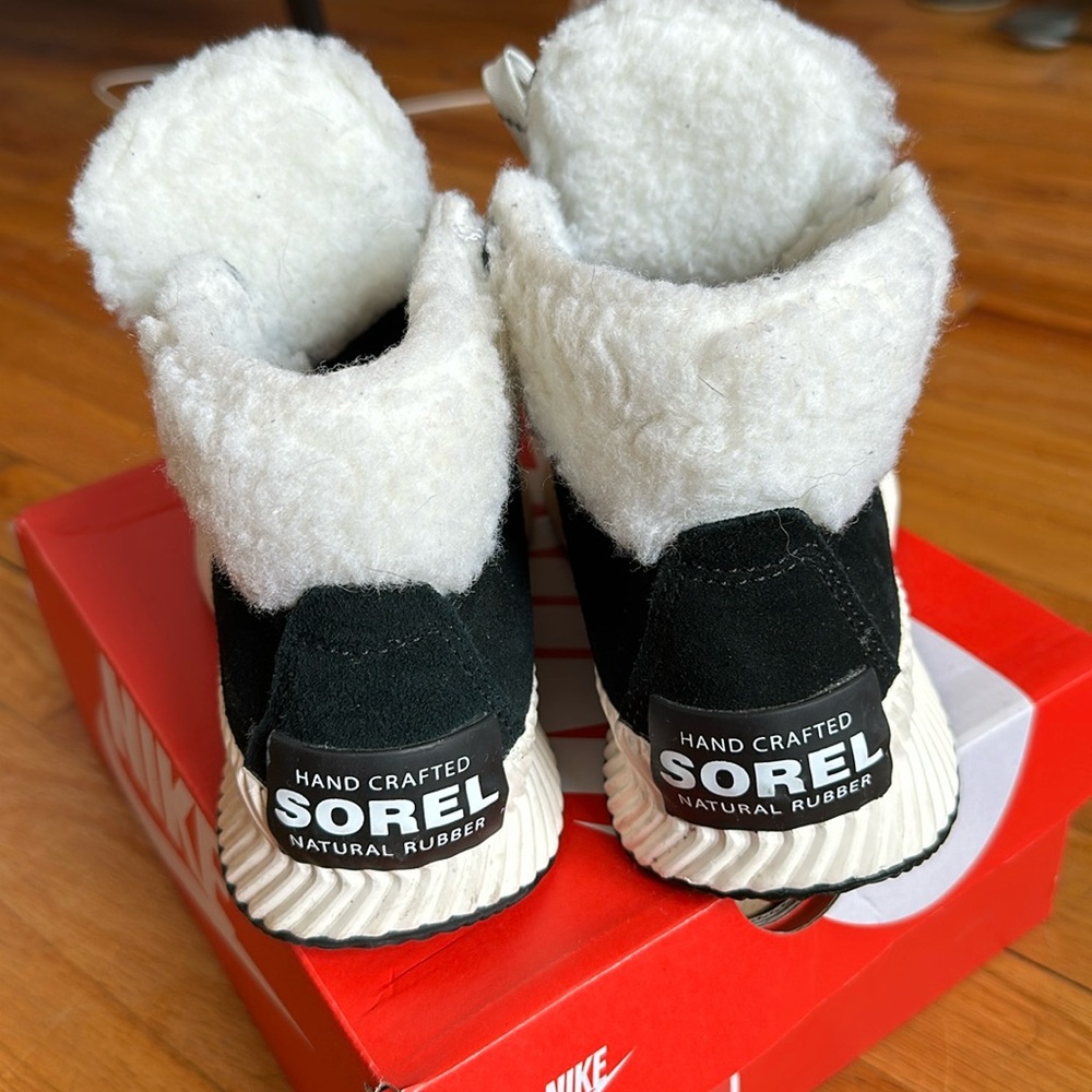 SOREL black and white sneakers with wool insides.